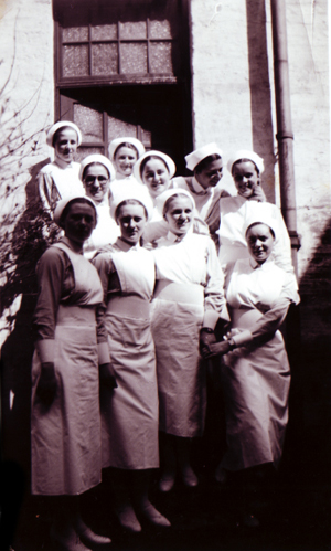 Maria met haar collega's studenten in de verpleegsterschool